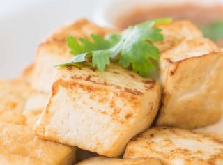 Tofu je oblíbenou surovinou v asijské kuchyni, ale mnoho lidí si stěžuje, že je měkké nebo bez chuti. 😏 Klíčem k chutnému...