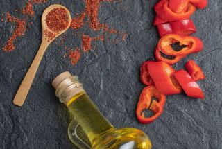Domácí chilli olej má několik výhod, které z něj dělají nepostradatelnou součást vaší kuchyně. Víte přesně, co v něm je, a...