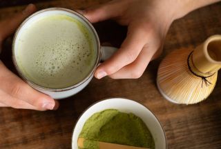 Matcha je tradiční japonský zelený čaj ve formě jemně mletého prášku. 🍵 Na rozdíl od běžného čaje se při přípravě matchy...