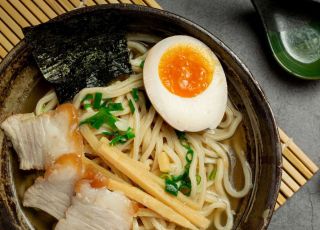 Ramen je tradiční japonská polévka, která se v posledních letech stala populární po celém světě. Základem je silný vývar,...